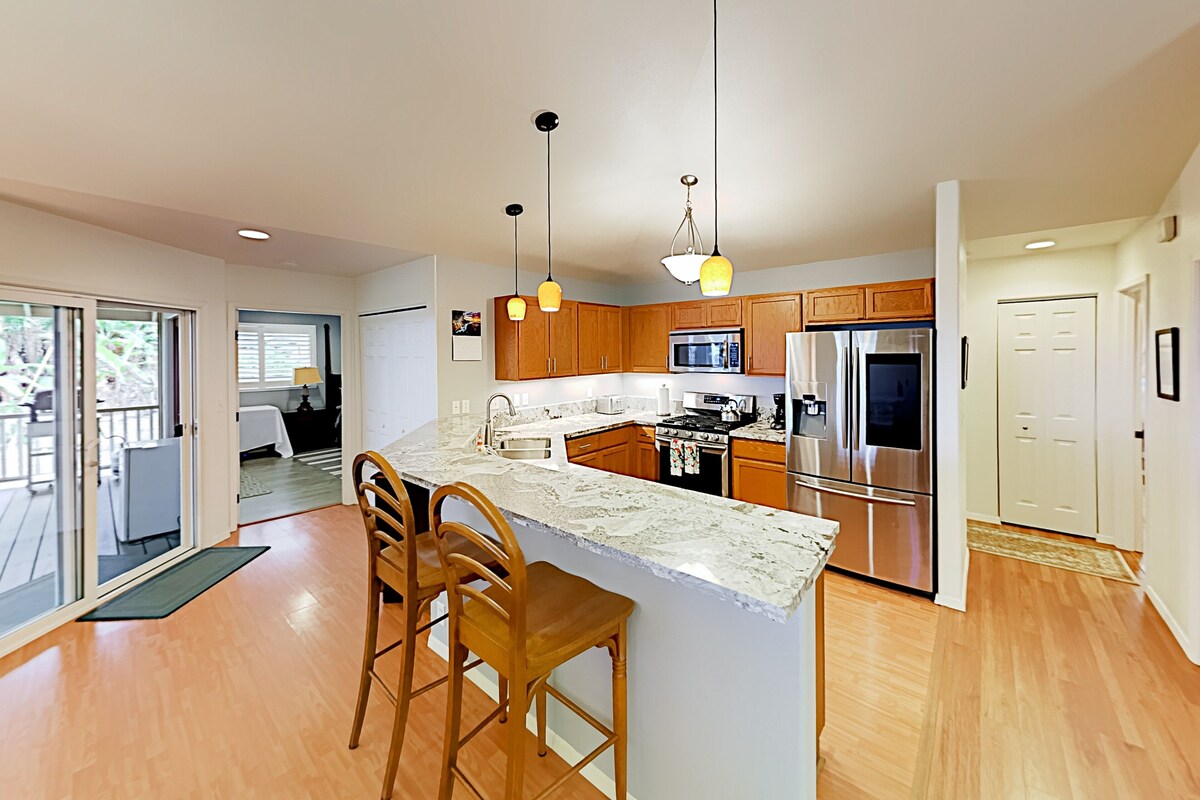 Updated Family Home w/Lanai, private washer & dryer, WiFi, enclosed yard
