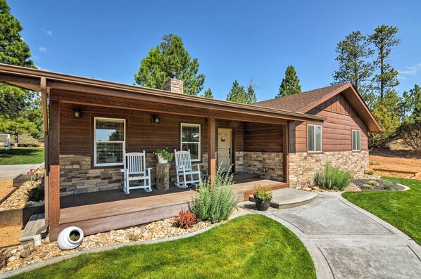 Bryce Canyon Vacation Rental | 3BR | 2BA | 2,000 Sq Ft | Steps Required