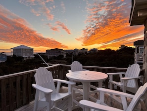 ENJOY THE SUNRISE & SUNSET FROM TOP DECK WITH YOUR FAVORITE COCKTAIL