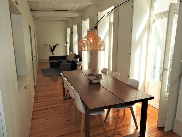 Living room with dining table for 6 persons.