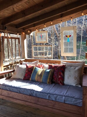 Swing bed, covered deck
( this is in addition to the glamping porch)