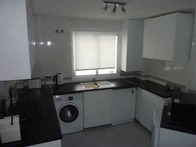 SPACIOUS MODERN 3 BEDROOM APT VILLAGE SETTING BREATHTAKING SEA VIEWS. FREE WIFI