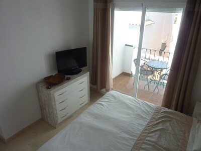 SPACIOUS MODERN 3 BEDROOM APT VILLAGE SETTING BREATHTAKING SEA VIEWS. FREE WIFI