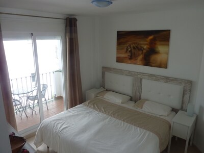 SPACIOUS MODERN 3 BEDROOM APT VILLAGE SETTING BREATHTAKING SEA VIEWS. FREE WIFI