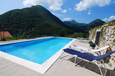 3 mins from Argegno, 2 bedroom, 1 bath, shared pool, sleeps up to 6