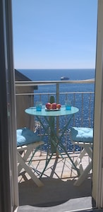 A few meters from the sea, with sea view balconies in the 5 Terre park.