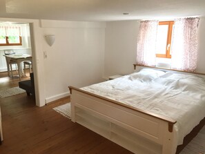 Schlafzimmer mit Blick ins Wohnzimmer