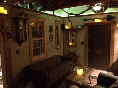 Ten Acre Treehouse, "Captains Quarters" Sleeps 4-6