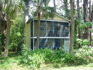 Separate upstairs & downstairs apartments available: nightly, weekly or monthly