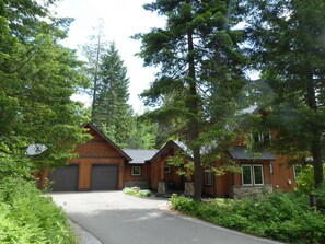 Welcome home away from home! Free parking for up to 5/6 cars. Relax & unwind.