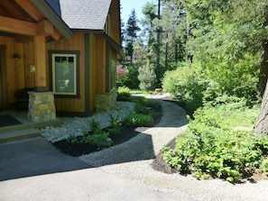 Meander our pathway and enjoy the beauty and features of the Suncadia forest. 