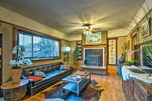 This beautiful 2 bedroom, 1 bath hosts 4 guests amidst 980 square feet of style.
