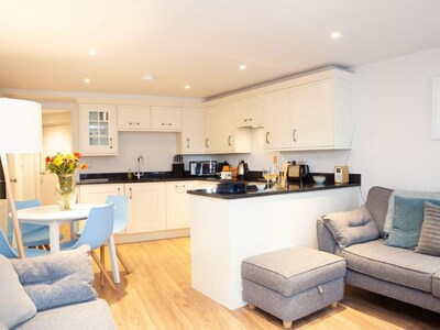 3 Sunday School Court – Sleeps 4 – Contemporary Ground Floor Apartment with Large Courtyard with Par