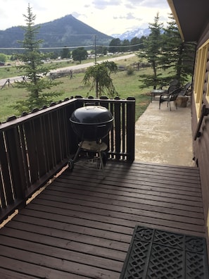Full-sized Weber charcoal grill, patio furniture & views of Continental Divide!