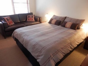 2nd bedroom with Queen bed
