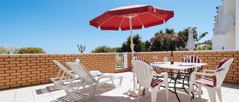 Große Terrasse mit Meerblick