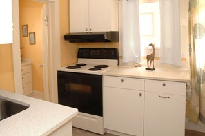 Kitchen: Full sized cooker/range, quartz countertops, coffee maker, coffee & tea