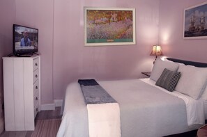 Bed/Living room with full sized bed. Smart/Cable TV with premium channels