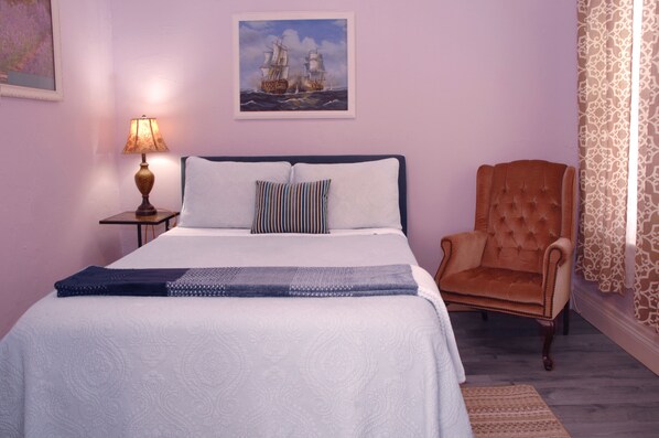 Bed/Living room with full sized bed. Smart/Cable TV with premium channels