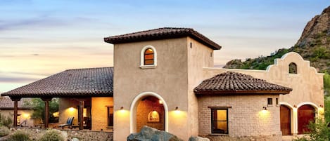 Romantic Spanish Villa in hidden canyon close to shopping + dining.  