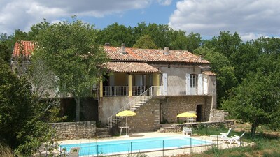 Salavas Vallon Pont D Arc: Wild, quiet nature and tranquility, swimming pool, chimney...