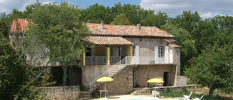 Maison isolée dans la nature sauvage