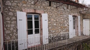 Balcon donnant sur la piscine