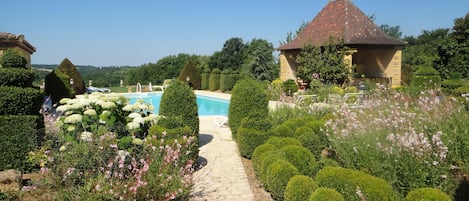 piscine , terrasse couverte avec barbecue, plancha , frigidaire  , lave vaisse .