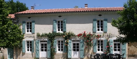 Tarn farmhouse with roses round the doors.