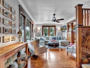 Looking from foyer into livingroom
