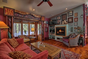 Living room with gas Fireplace