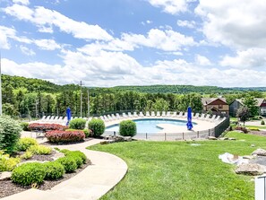 Enjoy the community pool with a gorgeous view! Open seasonally!