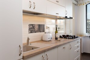 Fully equipped kitchen including gas stove and toaster 