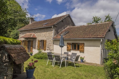 Traditional renovated detached cottage with a private garden & WiFi 