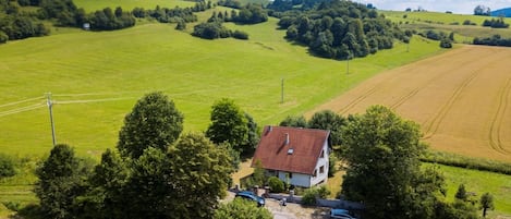 het huis is volledig vrijstaand, en staat aan de voet van de heuvels