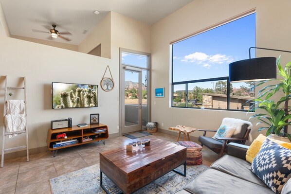 Comfy leather couch, SmartTV, Marshall Speaker, fan and good lighting. 