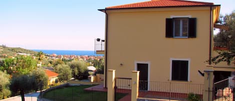 La Meloria: Ground Floor, Lovely Apartment; BBQ Terrrace & Garden with Sea View