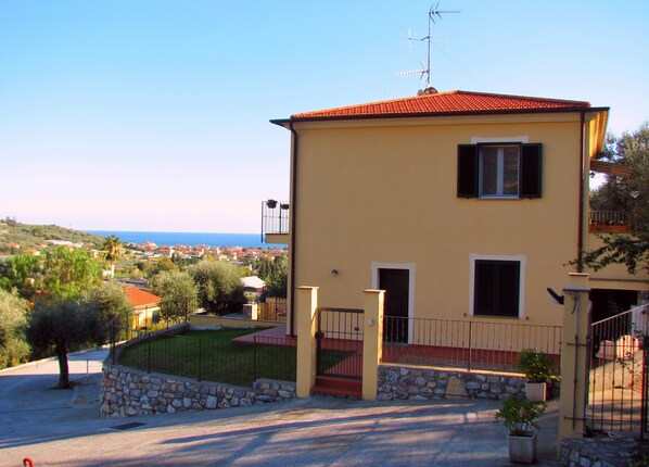 La Meloria: Ground Floor, Lovely Apartment; BBQ Terrrace & Garden with Sea View