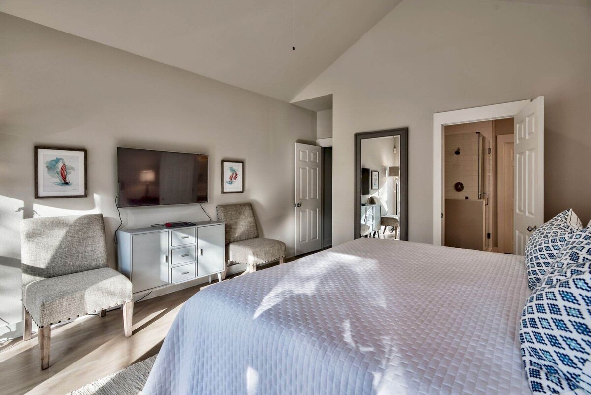 Steps from the pool and Beach – Renovated – `Texas Tide` – 4 bikes included