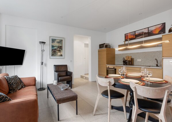 The living room/dining