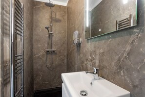 The en suite bathroom