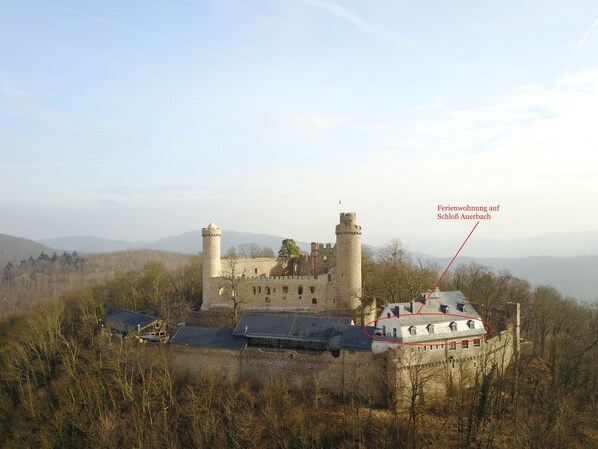 24/5000
Life on the knight's castle