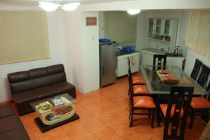 Open plan living, dining & kitchen