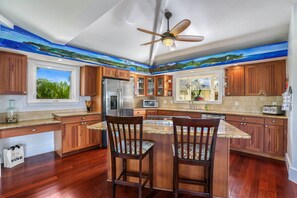 LARGE KITCHEN AND BREAKFAST BAR