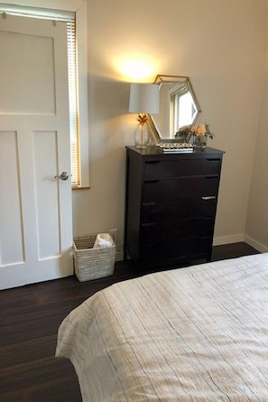 Bedroom 2- Queen