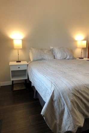 Bedroom 2- Queen