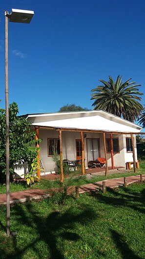 Vista frontal de la propiedad