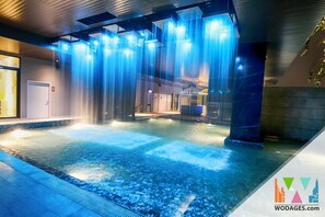 Pool med vattenfall