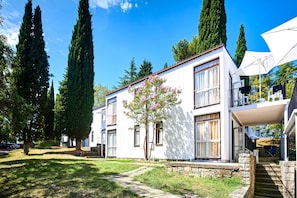 Vista frontal de la propiedad