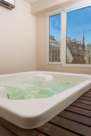 Indoor spa tub